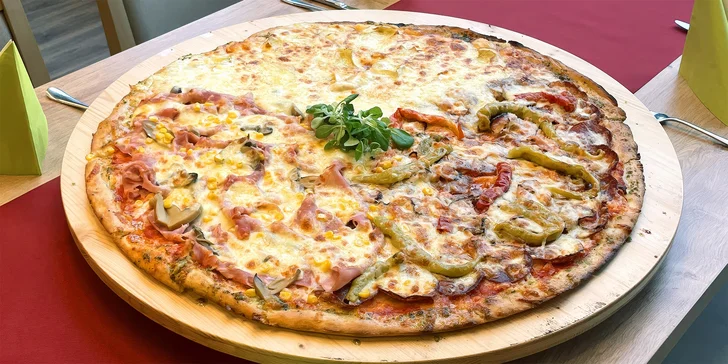 Jumbo pizza v restauraci s výhledem na Čertovy skály: složená až ze 4 druhů