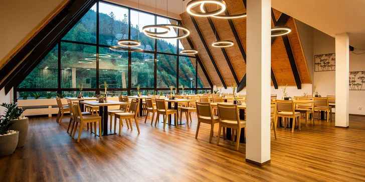 Jumbo pizza v restauraci s výhledem na Čertovy skály: složená až ze 4 druhů