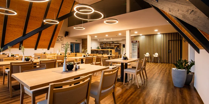 Jumbo pizza v restauraci s výhledem na Čertovy skály: složená až ze 4 druhů