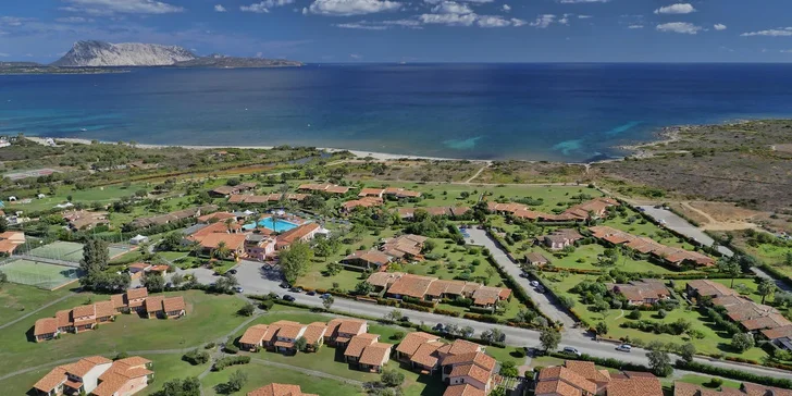 4* pohoda na Sardinii: hotel Liscia Eldi Resort, polopenze nebo all inclusive light a pláž na dohled