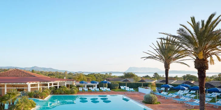 4* pohoda na Sardinii: hotel Liscia Eldi Resort, polopenze nebo all inclusive light a pláž na dohled