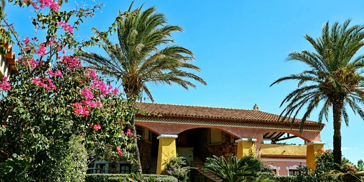 4* pohoda na Sardinii: hotel Liscia Eldi Resort, polopenze nebo all inclusive light a pláž na dohled