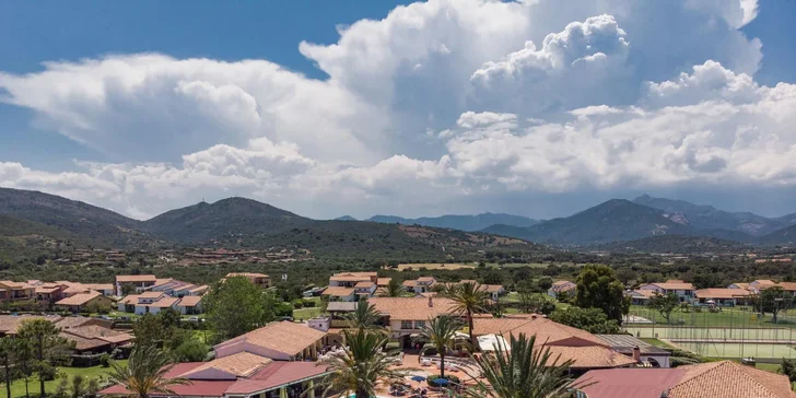4* pohoda na Sardinii: hotel Liscia Eldi Resort, polopenze nebo all inclusive light a pláž na dohled