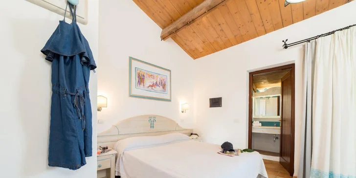 4* pohoda na Sardinii: hotel Liscia Eldi Resort, polopenze nebo all inclusive light a pláž na dohled
