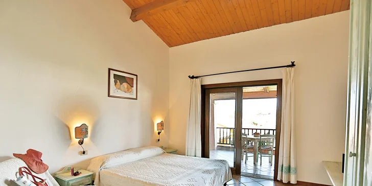 4* pohoda na Sardinii: hotel Liscia Eldi Resort, polopenze nebo all inclusive light a pláž na dohled