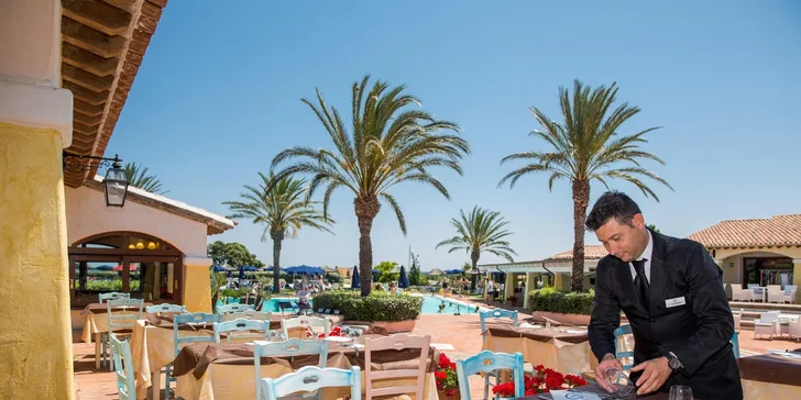 4* pohoda na Sardinii: hotel Liscia Eldi Resort, polopenze nebo all inclusive light a pláž na dohled