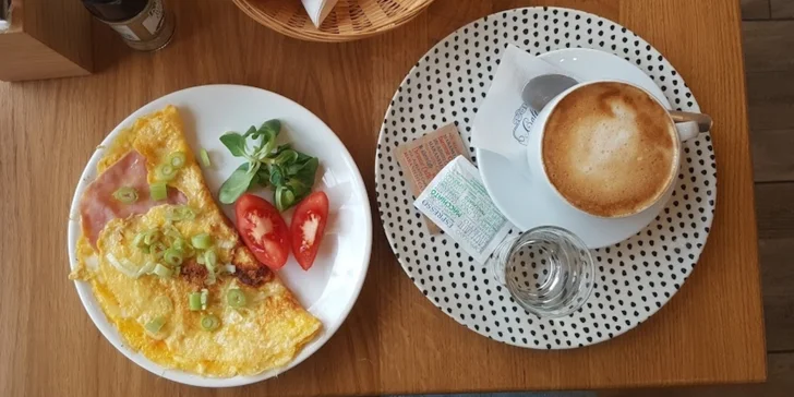 Sladká či slaná snídaně dle výběru a káva či džus pro jednoho v bistru Nová hra