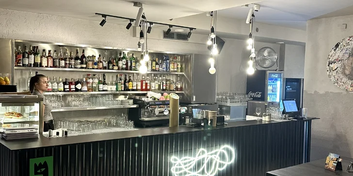 Mísa žeber, křidélek nebo obojího a přílohy pro 3–4 osoby
