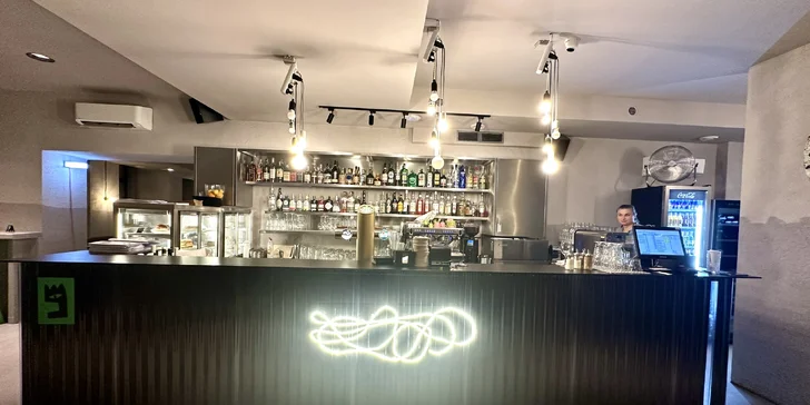 Mísa žeber, křidélek nebo obojího a přílohy pro 3–4 osoby