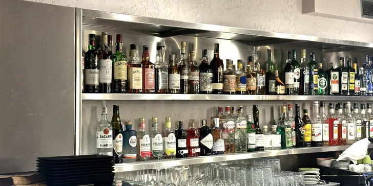 500–1 200 Kč na cokoliv v restauraci Devět mraků: polední menu, street food i grilované dobroty