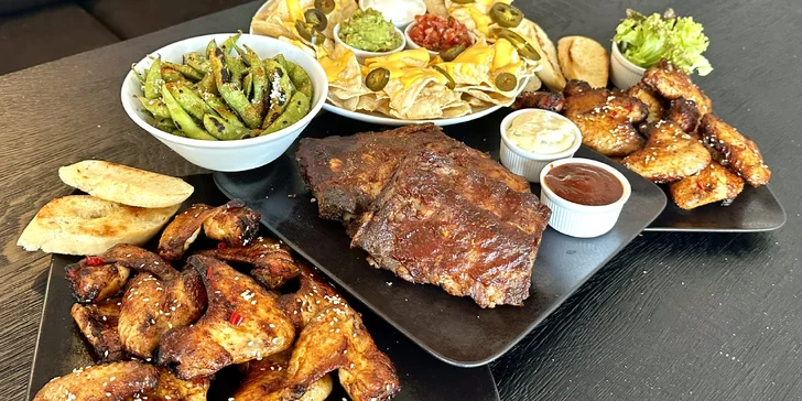 500–1 200 Kč na cokoliv v restauraci Devět mraků: polední menu, street food i grilované dobroty