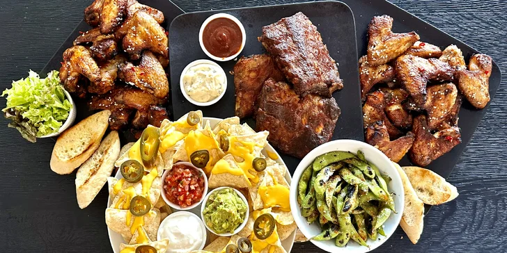 500–1 200 Kč na cokoliv v restauraci Devět mraků: polední menu, street food i grilované dobroty