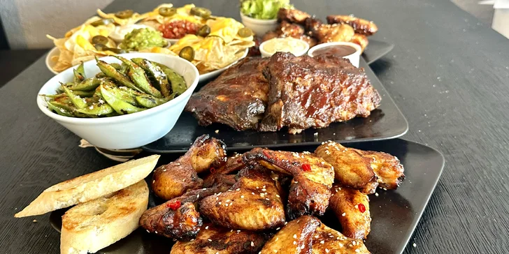 500–1 200 Kč na cokoliv v restauraci Devět mraků: polední menu, street food i grilované dobroty