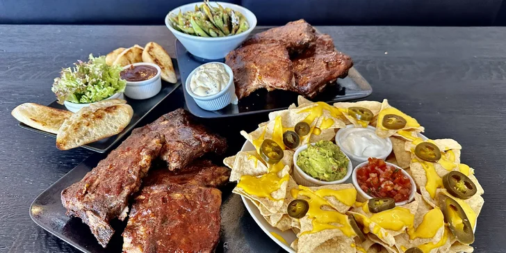 500–1 200 Kč na cokoliv v restauraci Devět mraků: polední menu, street food i grilované dobroty