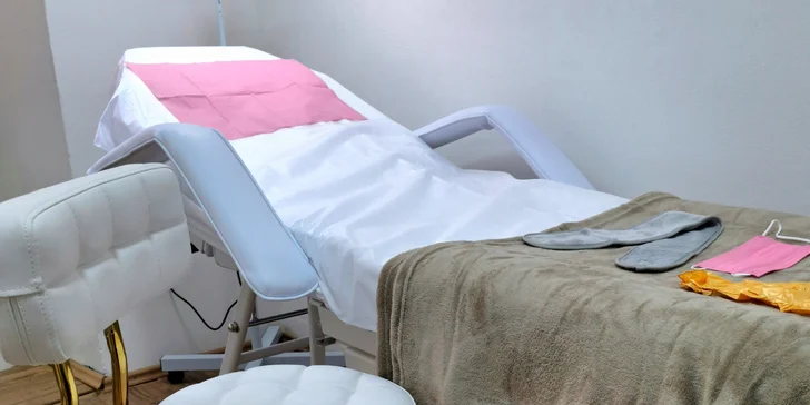 Permanentní make-up dle výběru: pudrové obočí, oční linky i plné rty