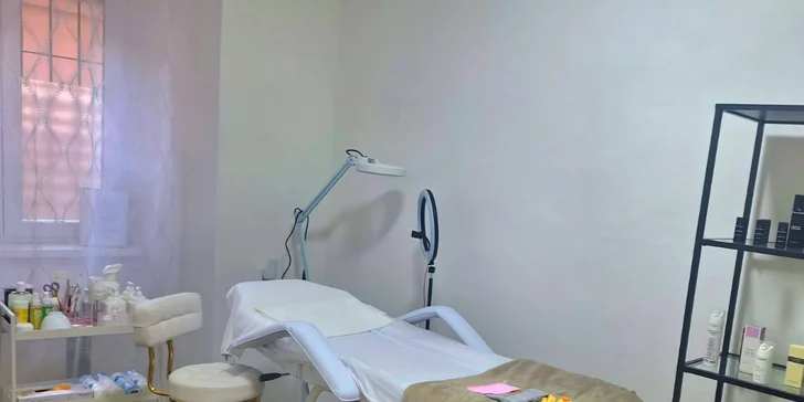 Permanentní make-up dle výběru: horní oční linka, pudrové obočí nebo vláskování i rty