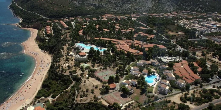 Letecky na Sardinii: all inclusive v hotelu Club Esse Palmasera Resort****, pláž i bazén