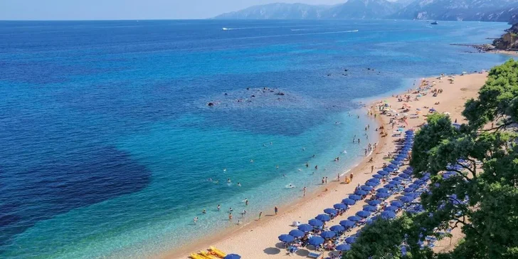 Letecky na Sardinii: all inclusive v hotelu Club Esse Palmasera Resort****, pláž i bazén