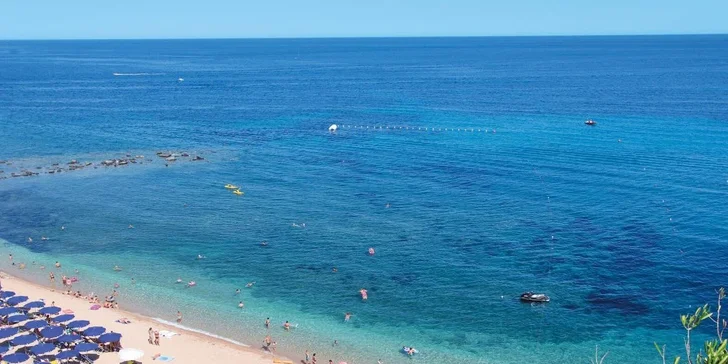 Letecky na Sardinii: all inclusive v hotelu Club Esse Palmasera Resort****, pláž i bazén
