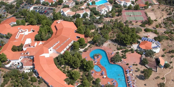 Letecky na Sardinii: all inclusive v hotelu Club Esse Palmasera Resort****, pláž i bazén