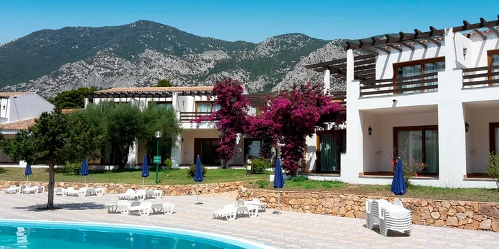 Letecky na Sardinii: all inclusive v hotelu Club Esse Palmasera Resort****, pláž i bazén