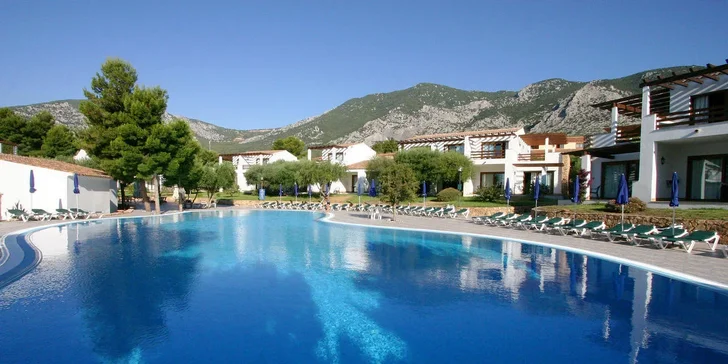 Letecky na Sardinii: all inclusive v hotelu Club Esse Palmasera Resort****, pláž i bazén
