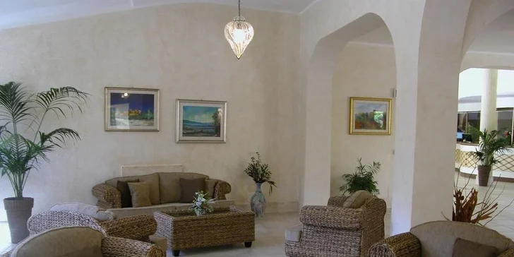 Letecky na Sardinii: all inclusive v hotelu Club Esse Palmasera Resort****, pláž i bazén