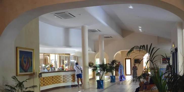 Letecky na Sardinii: all inclusive v hotelu Club Esse Palmasera Resort****, pláž i bazén