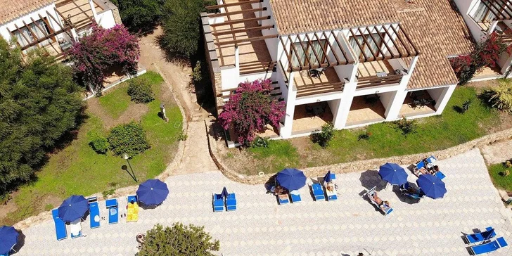 Letecky na Sardinii: all inclusive v hotelu Club Esse Palmasera Resort****, pláž i bazén
