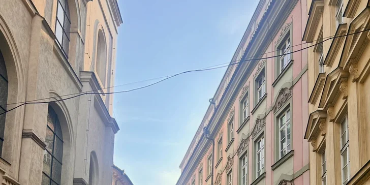 Posezení v Karlově uličce v centru Prahy: míchaná vajíčka nebo jahodové lívance a nápoj dle výběru