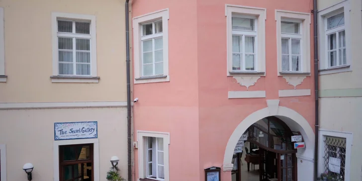Posezení v Karlově uličce v centru Prahy: míchaná vajíčka nebo jahodové lívance a nápoj dle výběru
