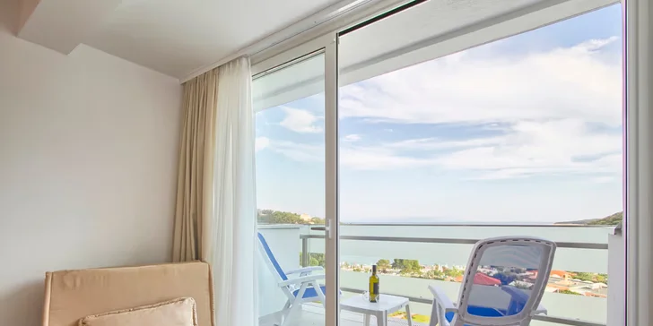 4* dovolená na Istrii: hotel se snídaní nebo polopenzí i venkovní bazény, pláž 500 m od hotelu, akce 2 děti zdarma