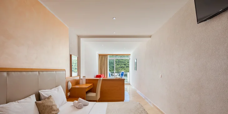 4* dovolená na Istrii: hotel se snídaní nebo polopenzí i venkovní bazény, pláž 500 m od hotelu, akce 2 děti zdarma