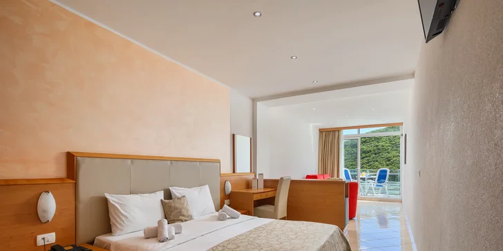 4* dovolená na Istrii: hotel se snídaní nebo polopenzí i venkovní bazény, pláž 500 m od hotelu, akce 2 děti zdarma