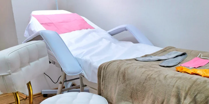 Permanentní make-up dle výběru: horní oční linka, pudrové obočí nebo vláskování i rty