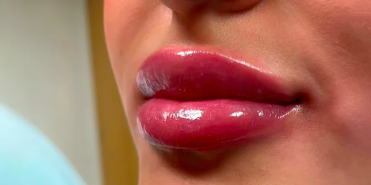 Permanentní make-up dle výběru: pudrové obočí, oční linky i plné rty