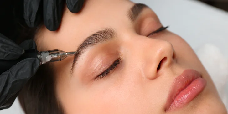 Permanentní make-up dle výběru: pudrové obočí, oční linky i plné rty