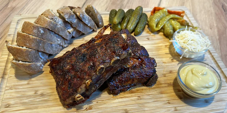 Téměř kilo vepřových žeber s chlebem, zeleninou, hořčicí a křenem