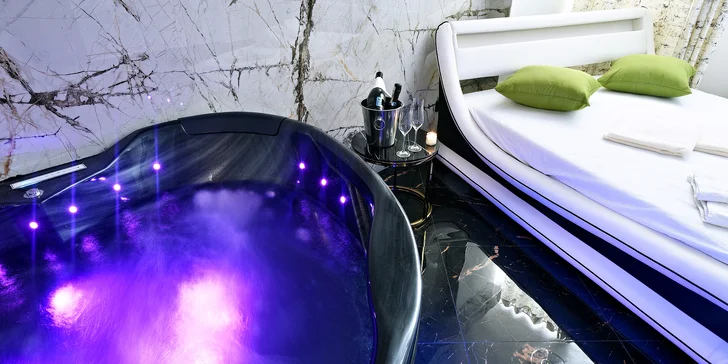 Privátní VIP wellness až na 5 hodin: hydromasážní vana, sauna. lahev sektu, džusy i sushi set