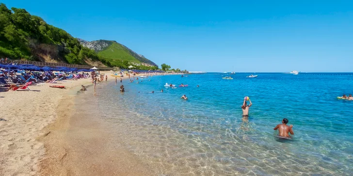 Letecky na Sardinii: all inclusive v hotelu Club Esse Palmasera Resort****, pláž i bazén