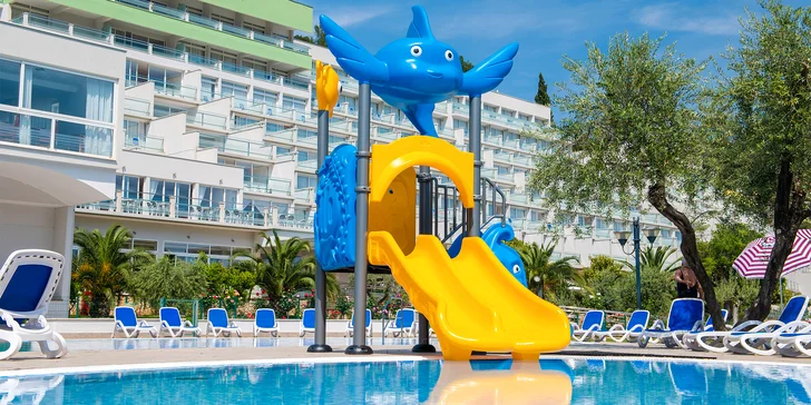 4* dovolená na Istrii: hotel se snídaní nebo polopenzí i venkovní bazény, pláž 500 m od hotelu, akce 2 děti zdarma