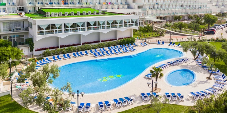 4* dovolená na Istrii: hotel se snídaní nebo polopenzí i venkovní bazény, pláž 500 m od hotelu, akce 2 děti zdarma