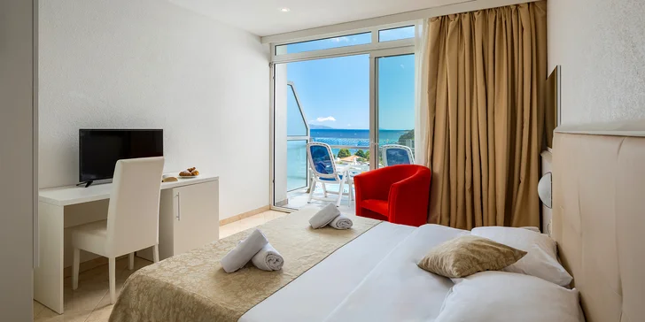 4* dovolená na Istrii: hotel se snídaní nebo polopenzí i venkovní bazény, pláž 500 m od hotelu, akce 2 děti zdarma