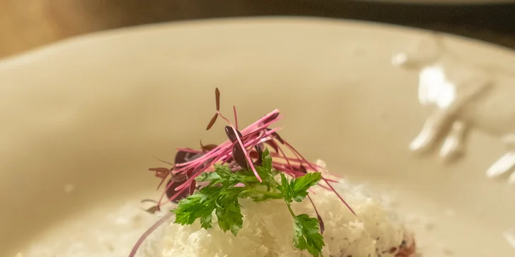 5chodové menu v luxusní zahradní restauraci v centru Prahy pro 1 nebo 2 osoby