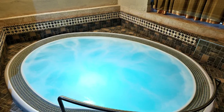 Privátní wellness pro dva: 90-120 minut v sauně a vířivce, občerstvení i prosecco