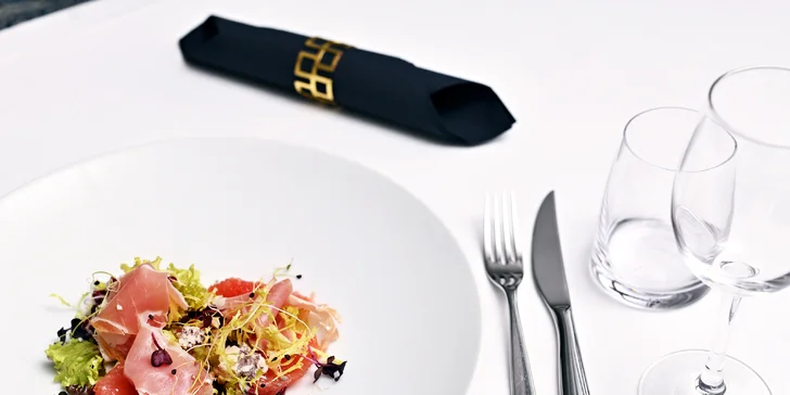 7chodové menu i vinné párování v hotelu na Malé Straně pro 2 osoby