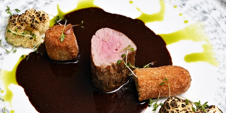 7chodové menu i vinné párování v hotelu na Malé Straně pro 2 osoby