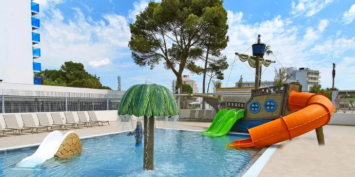 Mallorca: čtyřhvězdičkový hotel v centru letoviska, all inclusive, 3 bazény, letenka