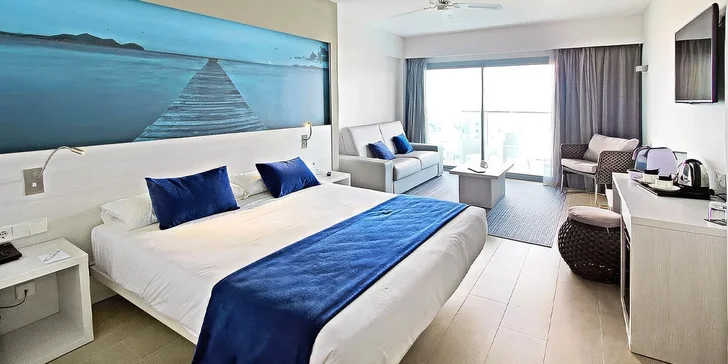 Mallorca: čtyřhvězdičkový hotel v centru letoviska, all inclusive, 3 bazény, letenka