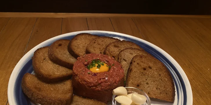 300 g tataráku z hovězí svíčkové, 10 topinek i pivo či lahev vína pro dva